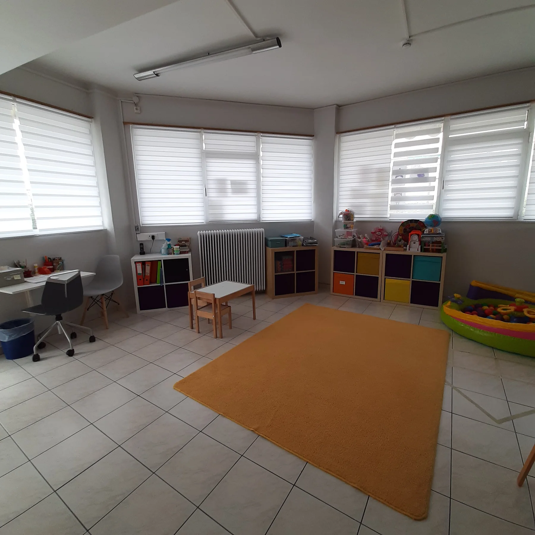 Φωτεινή αίθουσα δραστηριοτήτων με οργανωμένο θεραπευτικό υλικό